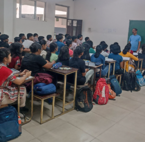 मनोज क्लासरुम में पढ़ाते हुए